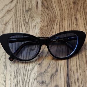 Chic Black Cat-Eye Sunglasses